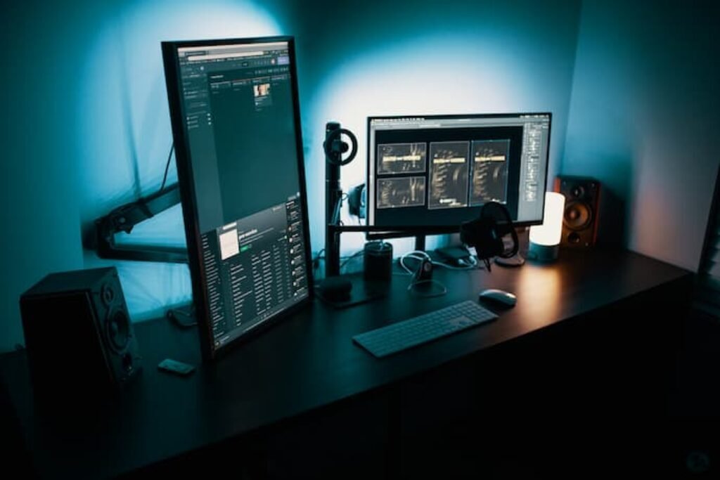 Um monitor vertical ao lado de um monitor plano.