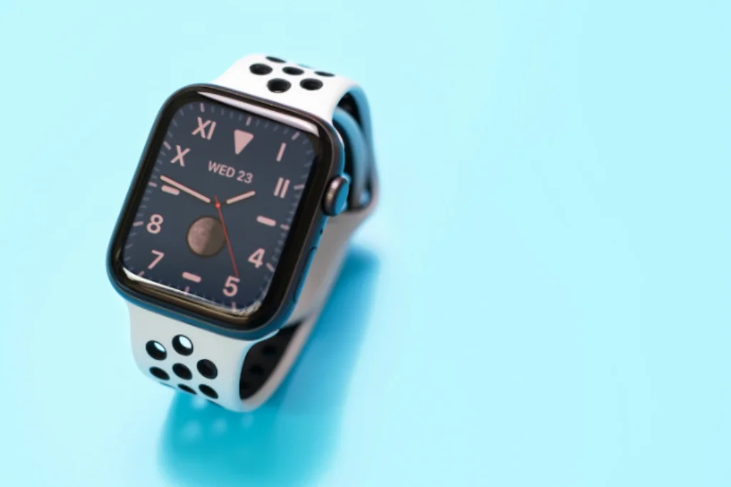 Smartwatch ligado em um fundo azul.
