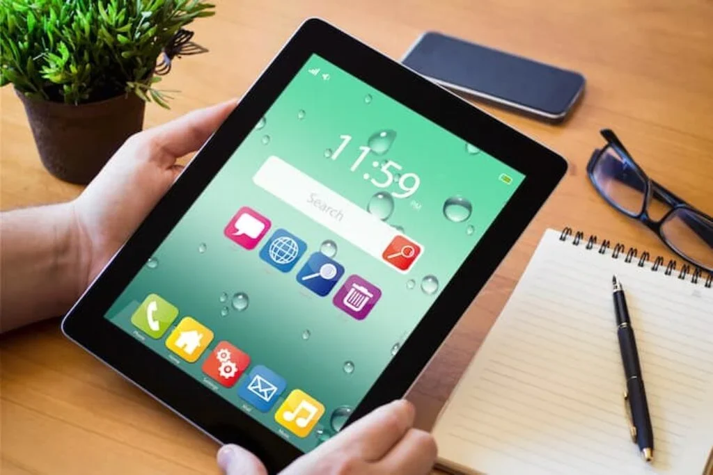 Uma tela de iPad com ícones e horário.