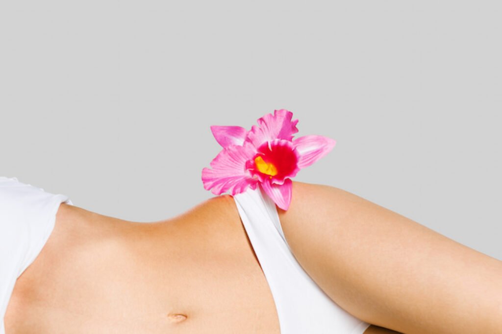 Mulher com uma flor na altura de sua cintura.