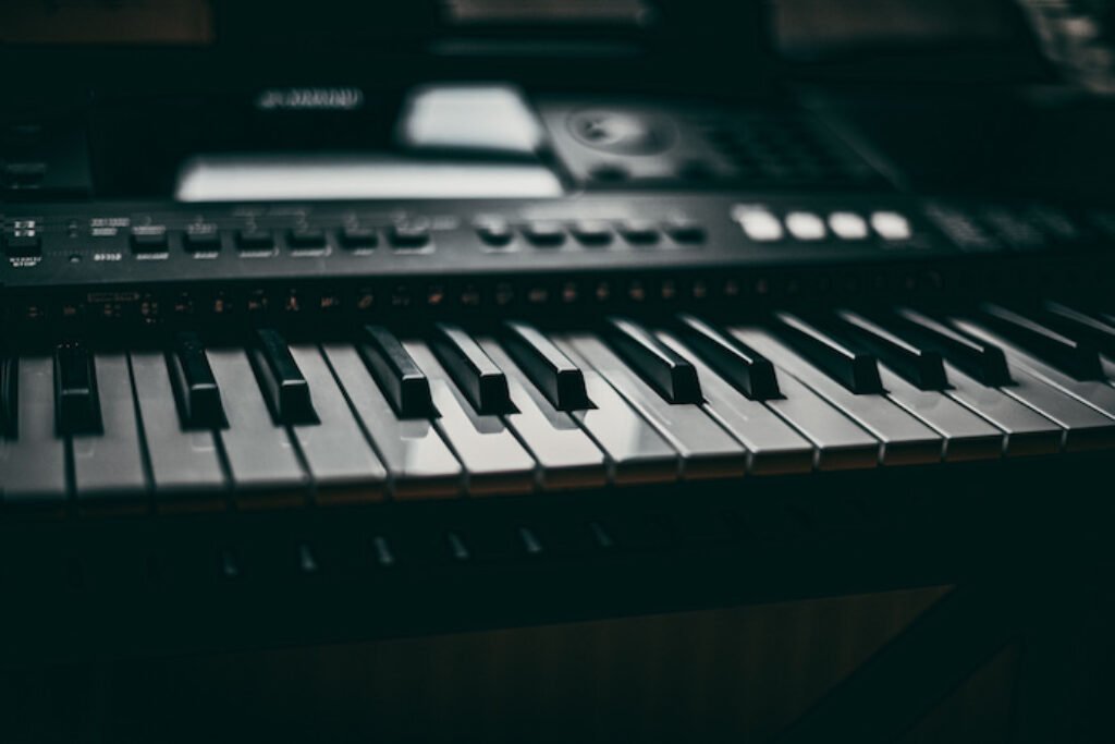 Teclado para iniciante em um local escuro.