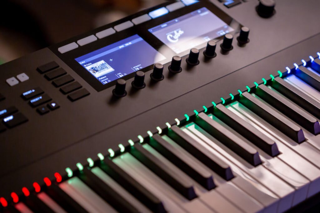 Teclado para iniciantes com display de cores.