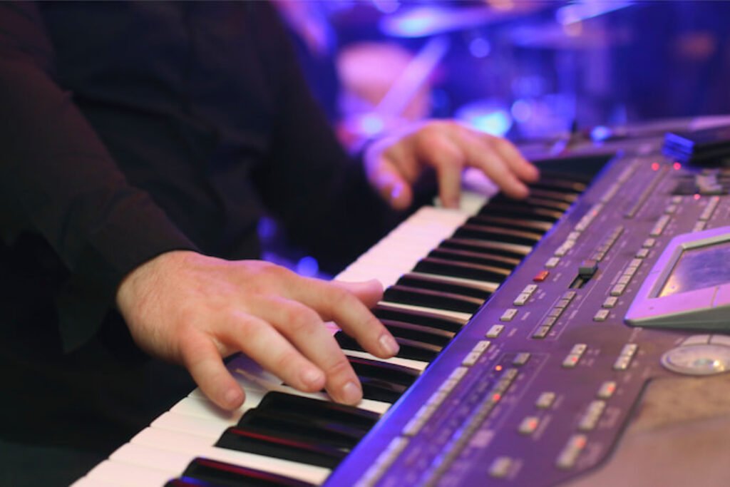 Pessoa de roupa preta tocando teclado.