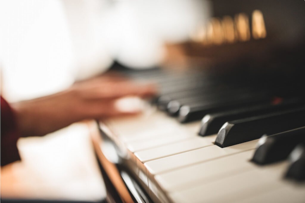 Teclas de piano em foco.