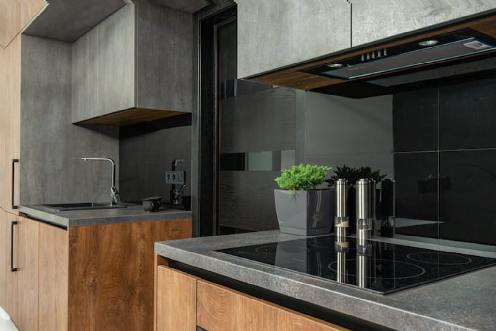 Cozinha moderna com um cooktop.