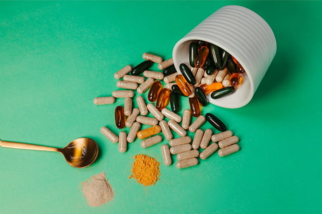 Pote com comprimidos multivitamínicos derrubados em um chão verde.