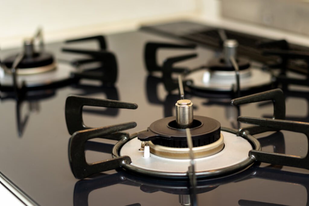 Zoom em cooktop de cinco bocas.