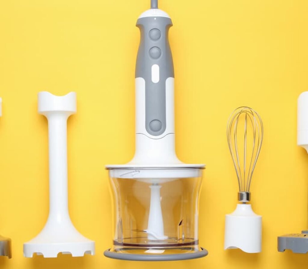 Um mixer de mão ao lado de uma batedeira compacta.