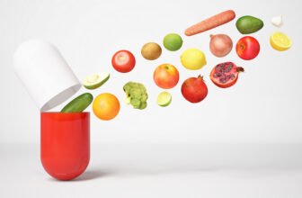 Ilustração de um comprimido de multivitamínicos com diversas frutas entrando na cápsula.