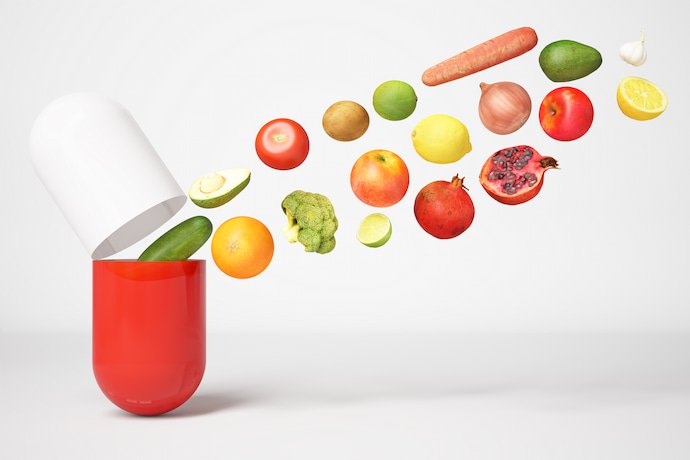 Ilustração de um comprimido de multivitamínicos com diversas frutas entrando na cápsula.