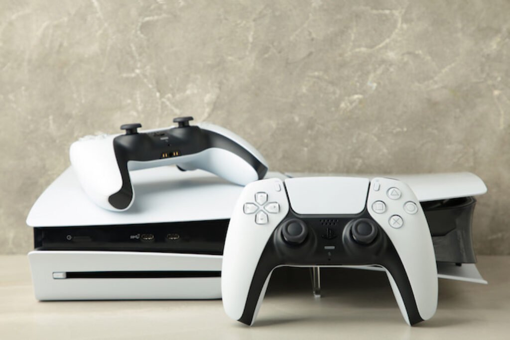 Console Ps5 com dois controles ao lado.