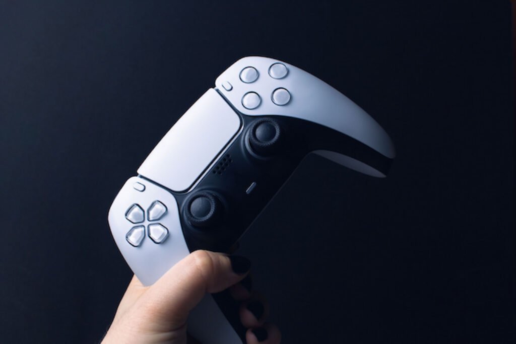 Joystick de PS5 em um fundo preto.