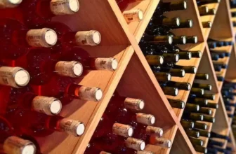 Prateleiras com diversas garrafas de vinho.