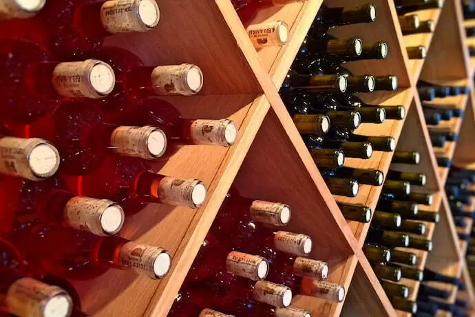 Prateleiras com diversas garrafas de vinho.