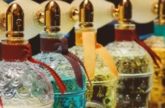 Perfumes coloridos enfileirados.
