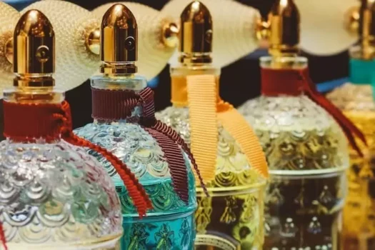 Perfumes coloridos enfileirados.