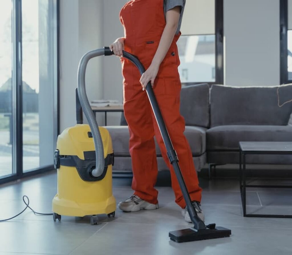 Um aspirador de pó e água sendo utilizado em um piso.