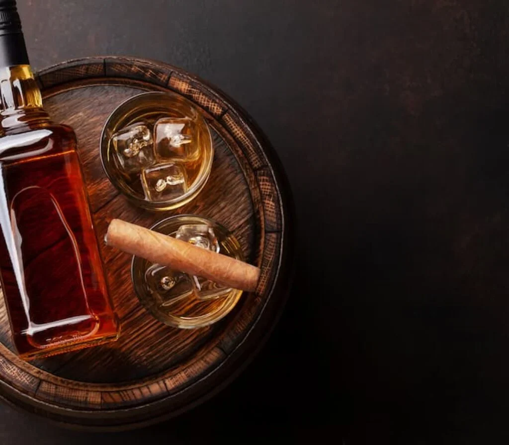 Uma garrafa do melhor bourbon, dois copos, um charuto cubano e um barril de carvalho.