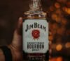 Uma garrafa de Jim Beam, o bourbon mais popular do mundo.