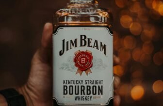 Uma garrafa de Jim Beam, o bourbon mais popular do mundo.