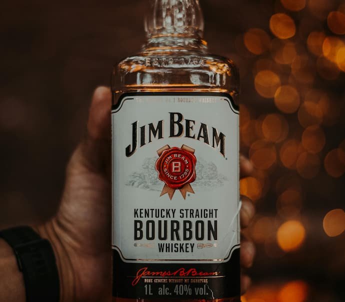 Uma garrafa de Jim Beam, o bourbon mais popular do mundo.