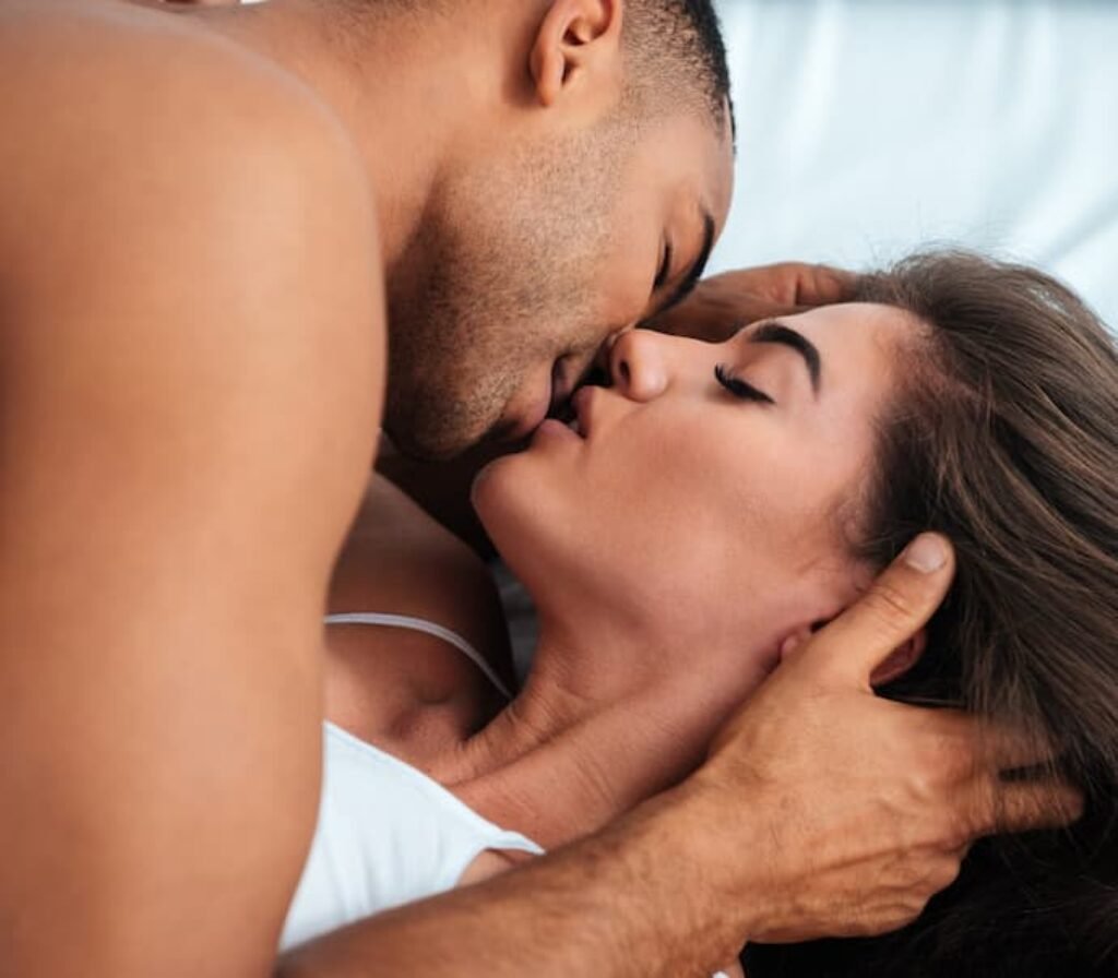 Casal se beijando.