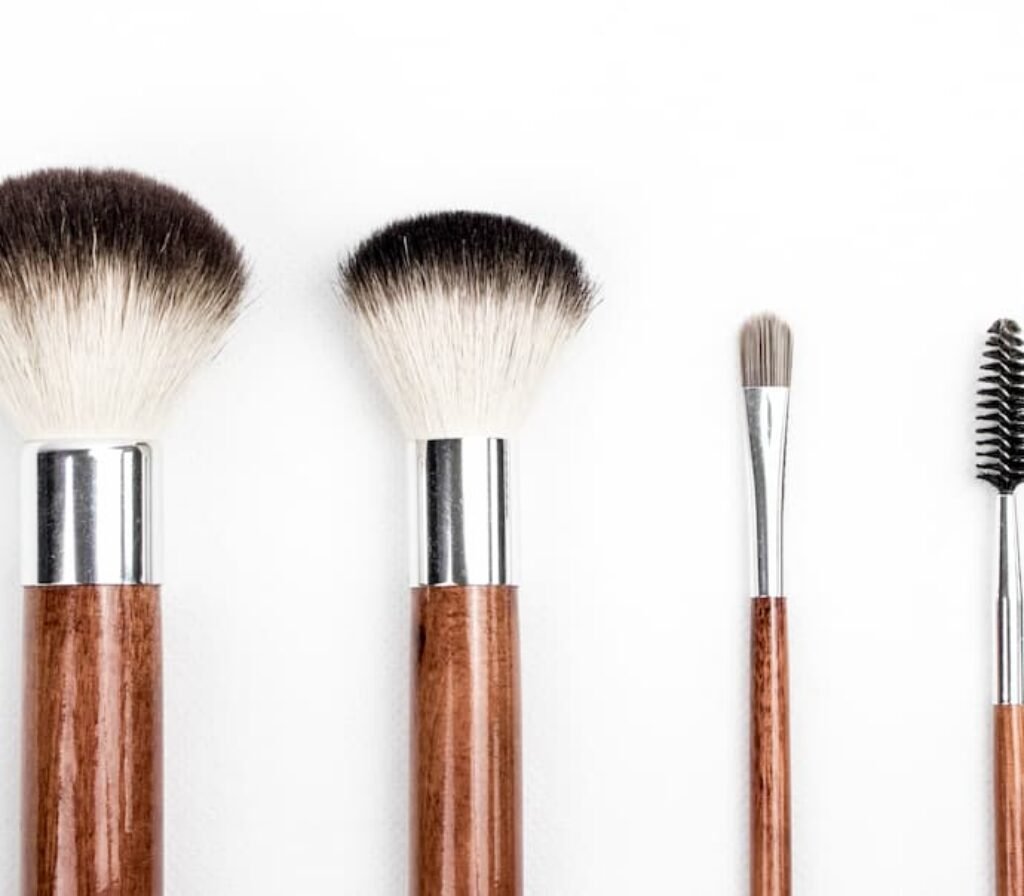 4 tipos de pincéis diferentes para maquiagem.