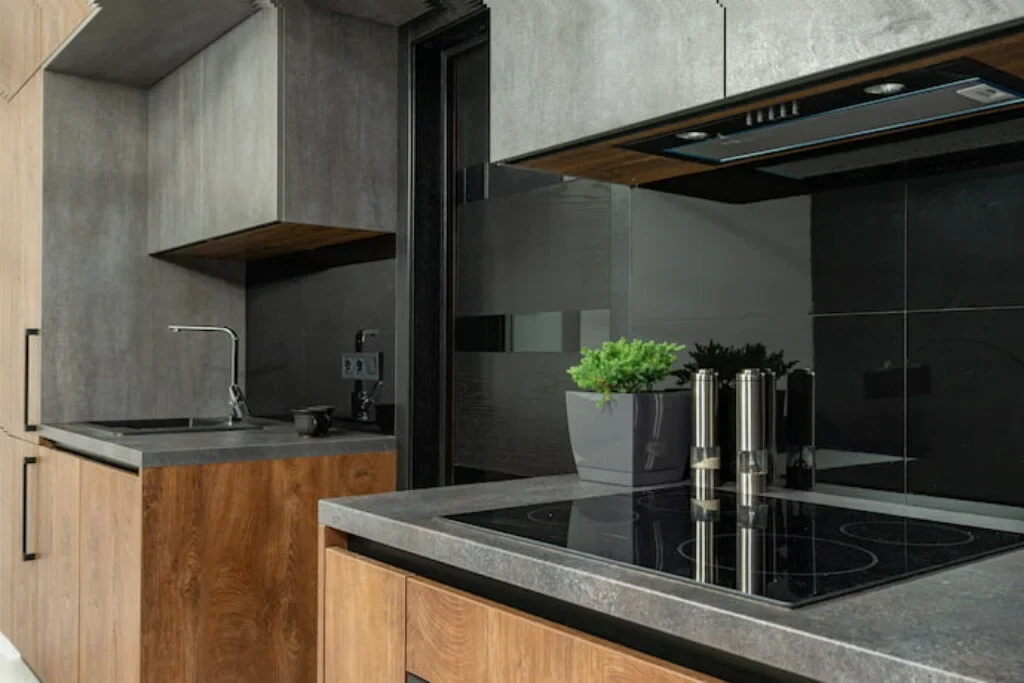 Um cooktop de vidro temperado em uma cozinha moderna.