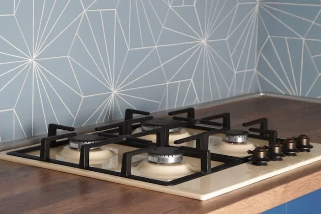 Um cooktop potente em um balcão de mármores.