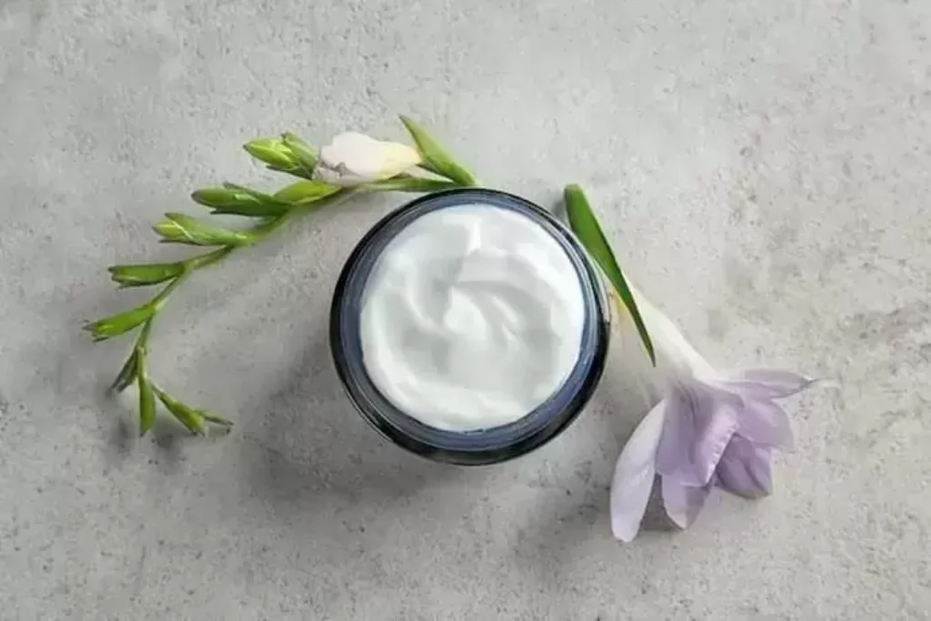 Uma embalagem aberta do melhor creme para mãos envelhecidas.