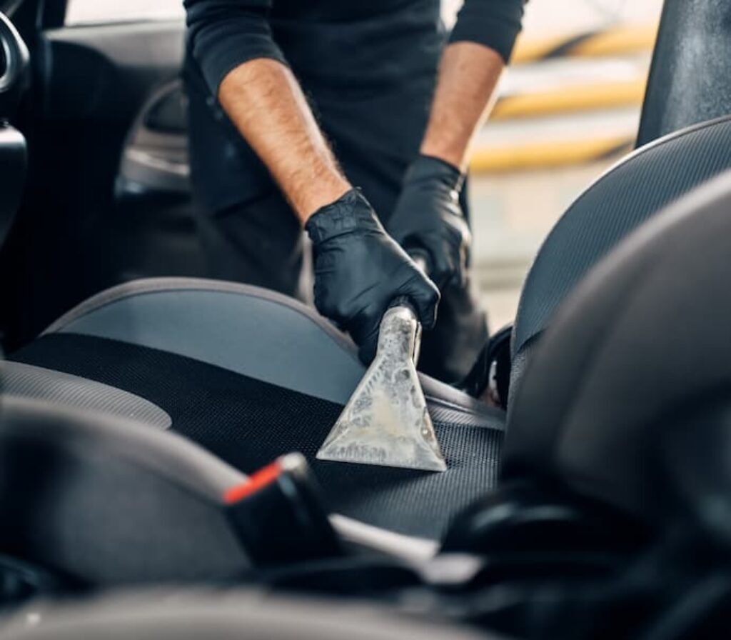 Lavagem a seco sendo aplicada dentro de um carro.