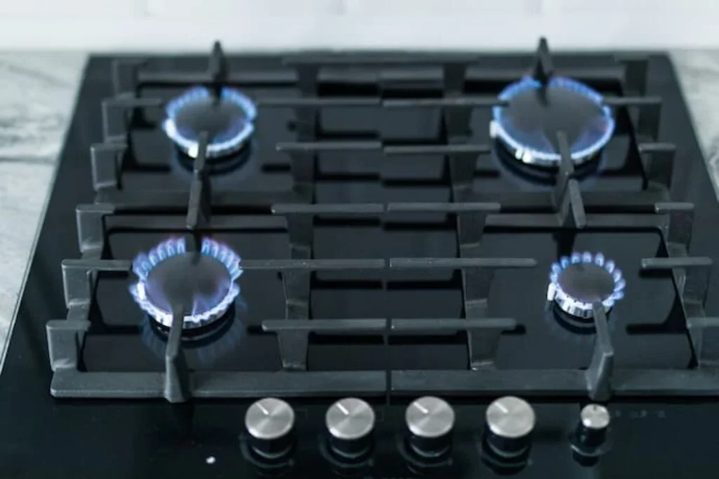 Um melhor cooktop a gás com os queimadores acesos.