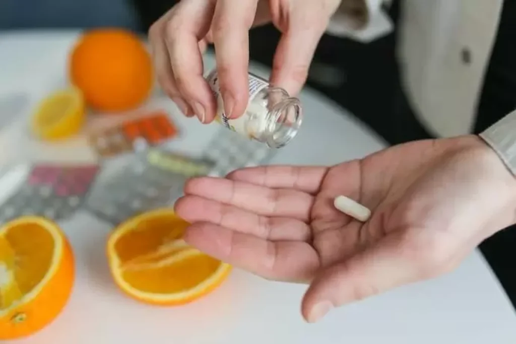 Uma pessoa com uma cápsula do melhor probiótico em uma das mãos.