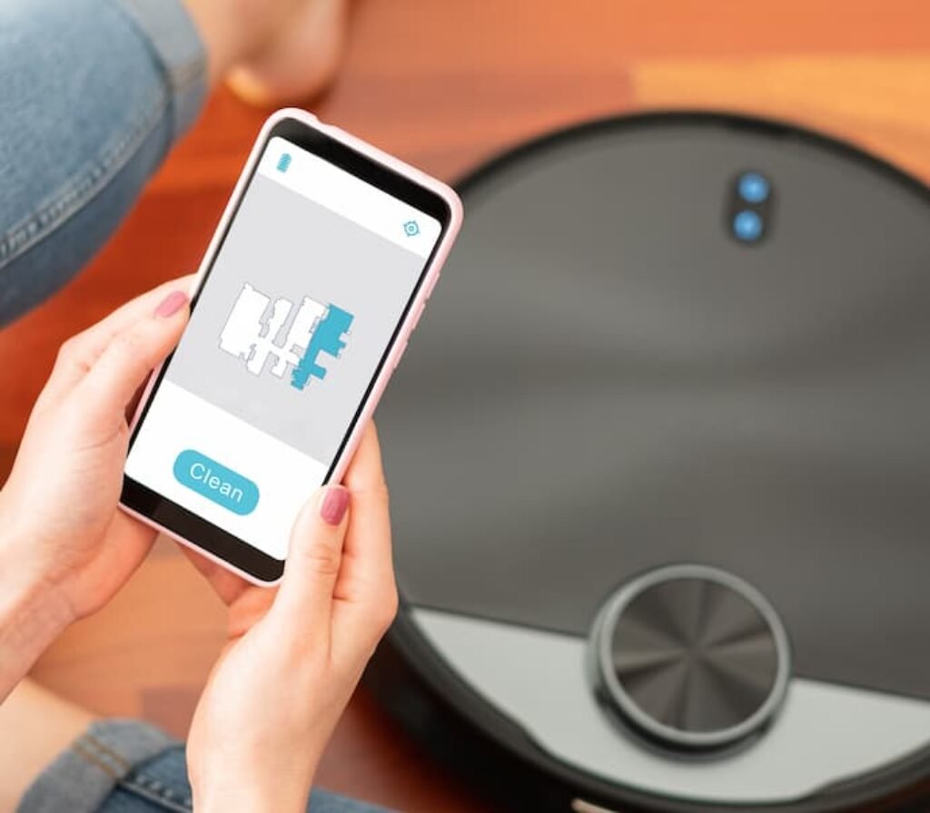 Um melhor robô aspirador passa pano Wifi sendo controlado por um celular.