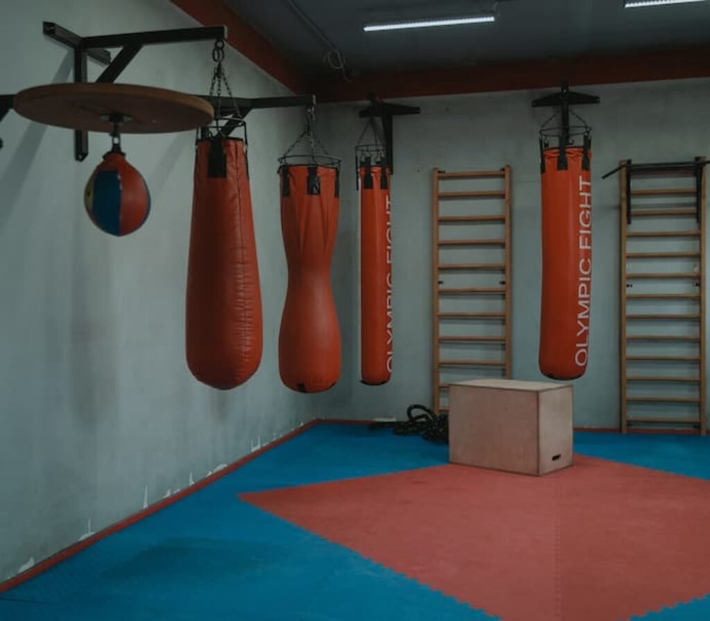 Uma academia com diversos tipos de melhor saco de pancada.
