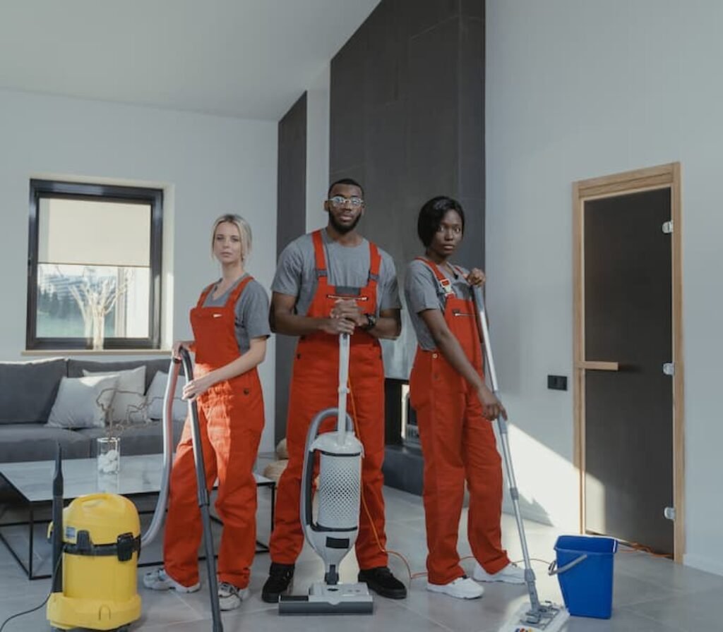 Uma equipe de limpadores utiliza diferentes tipos de melhores aspiradores de pó e água para limpeza pesada.