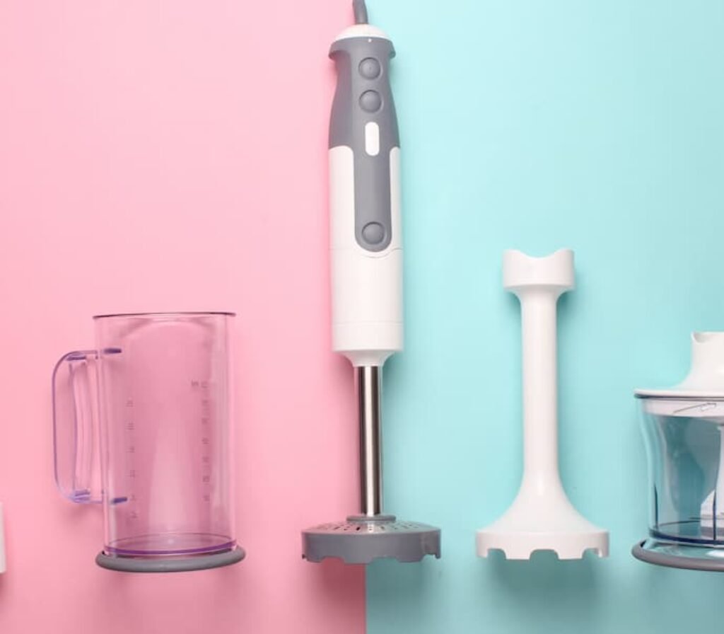 Um mixer 3 em 1 com acessórios.