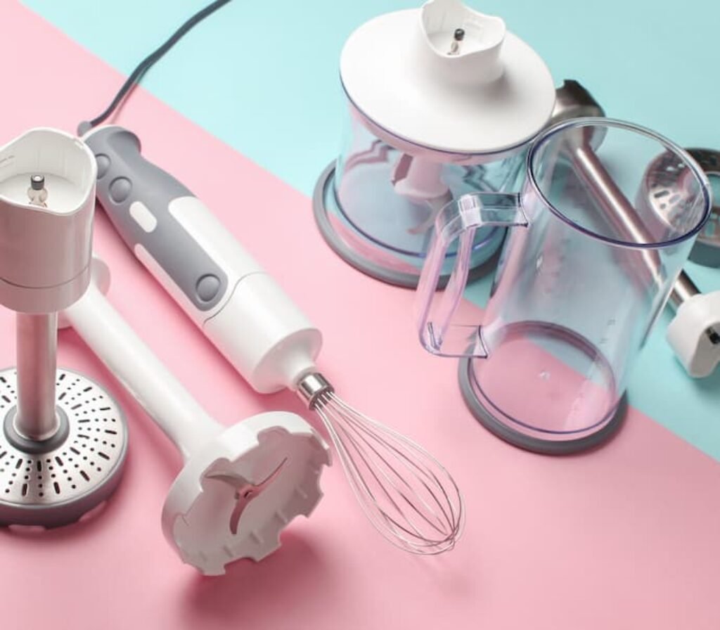 Mixer de mão com triturador, processador e medidor.
