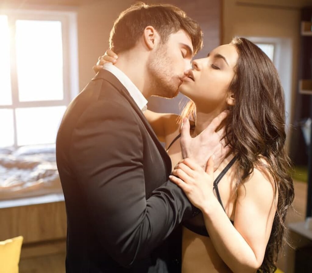 Um casal da namorados em um quarto.