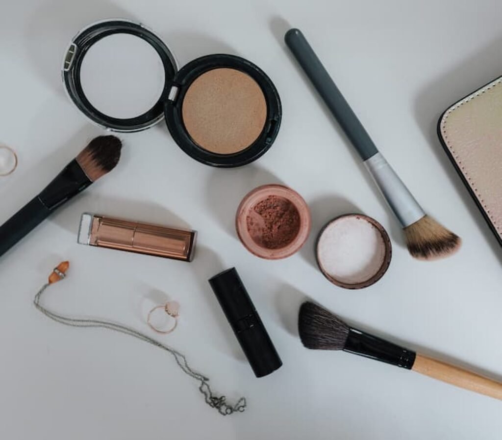 Produtos de maquiagem espalhados em uma mesa.