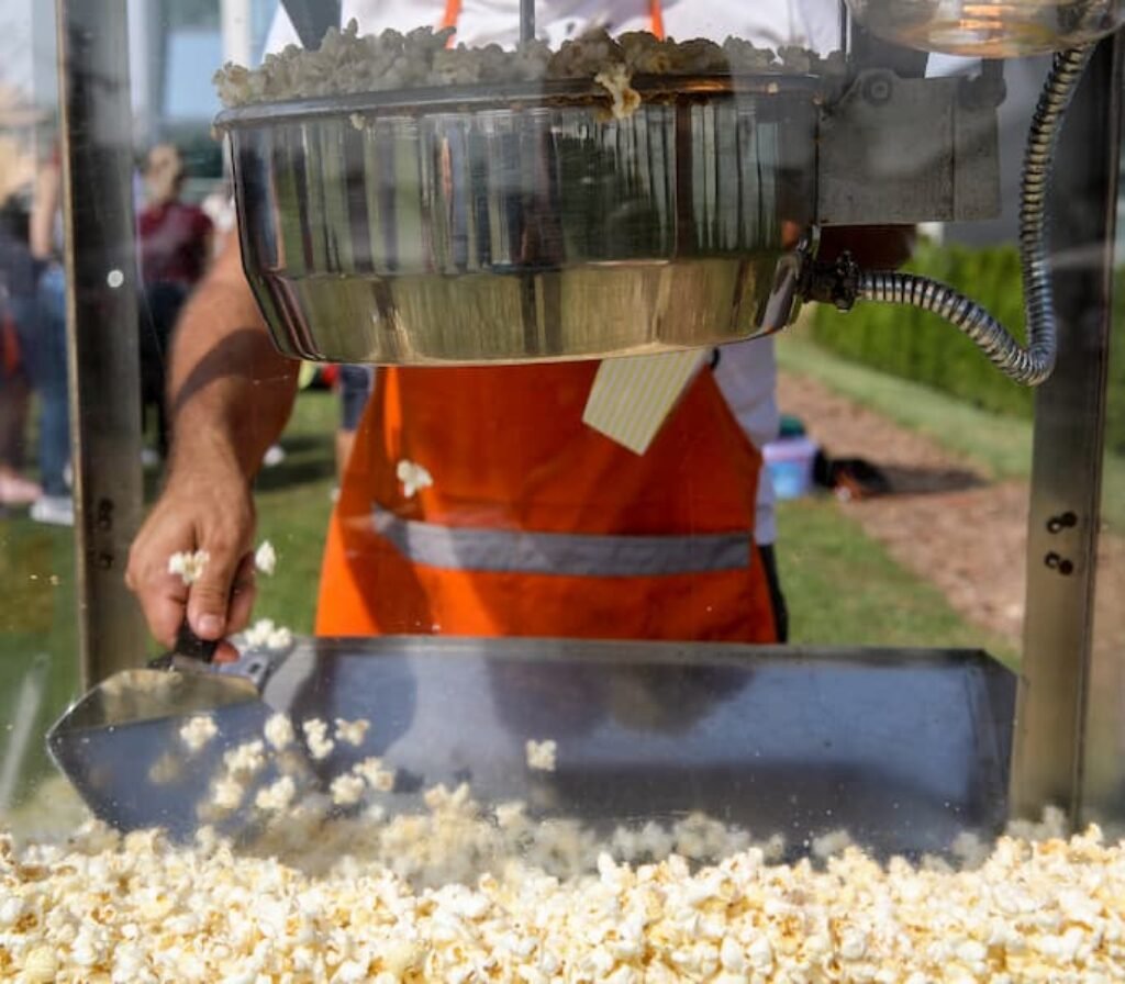 Um pipoqueiro estourando milho em uma pipoqueira.
