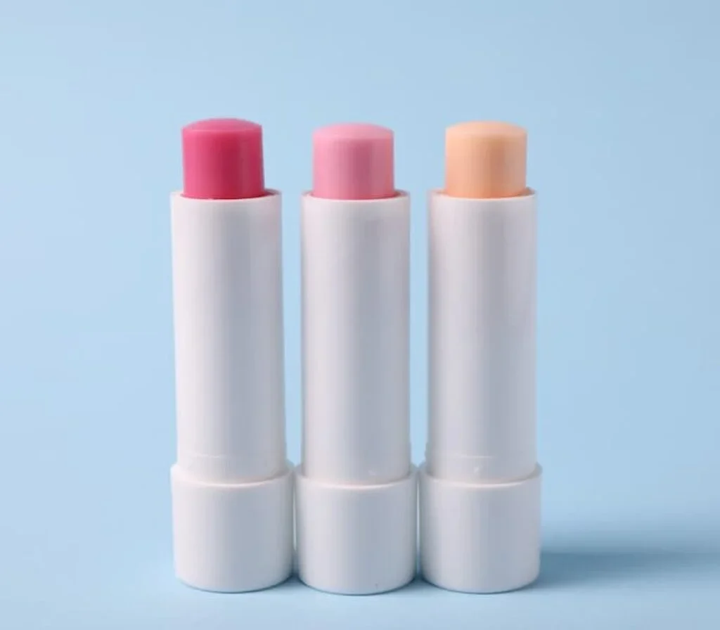 3 protetores labiais de diferentes cores