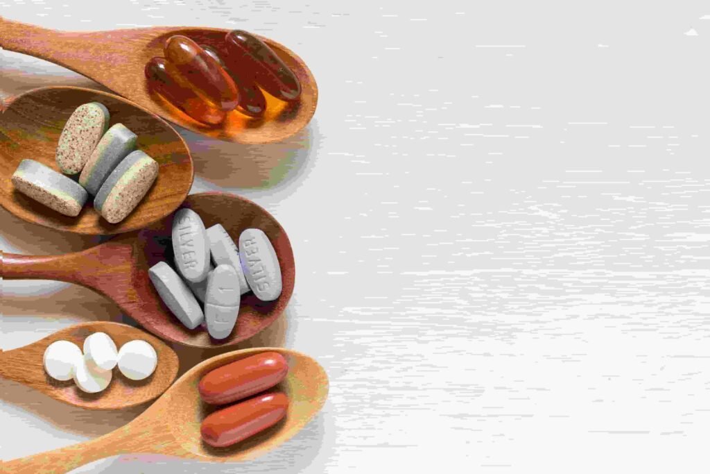 Comprimido de vitamina em colheres.