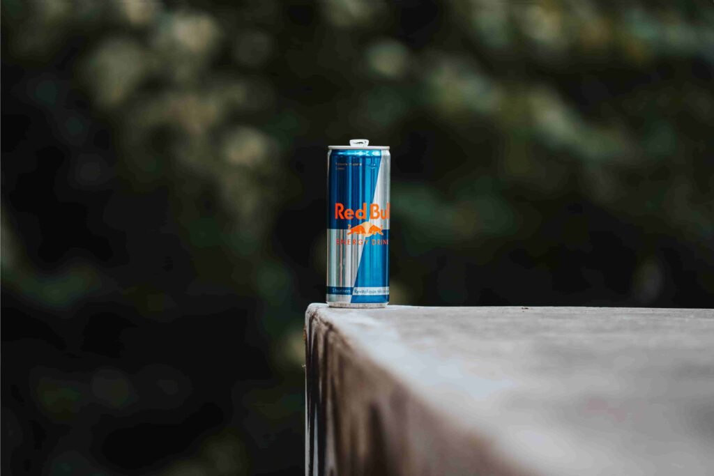 Lata de Red Bull em um destaque.