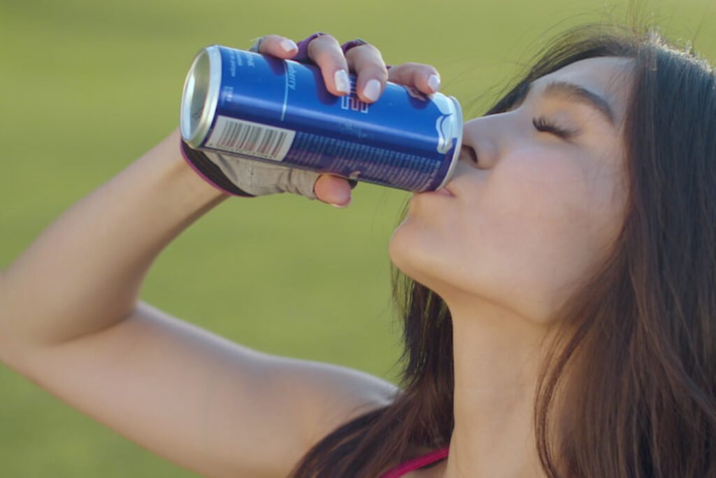 Mulher bebendo Red Bull.