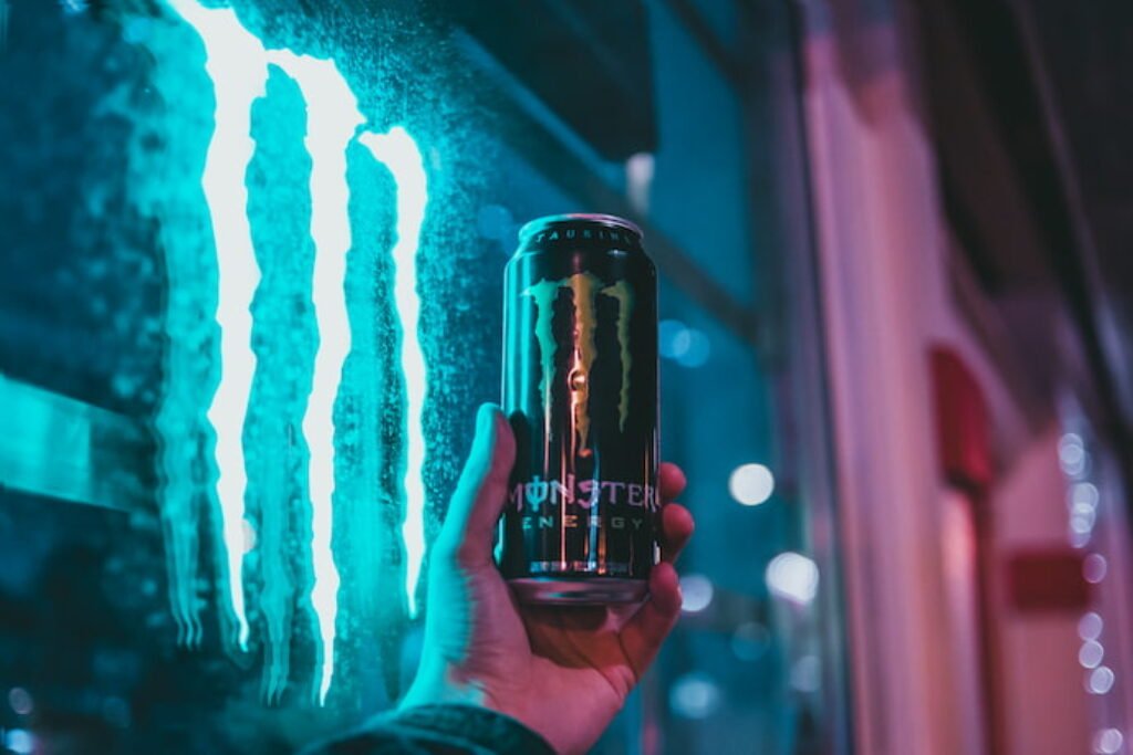 Pessoa segurando uma lata de Monster.
