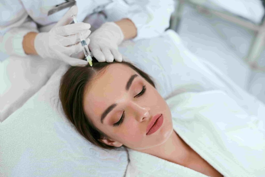 Mulher aplicando vitamina no cabelo.