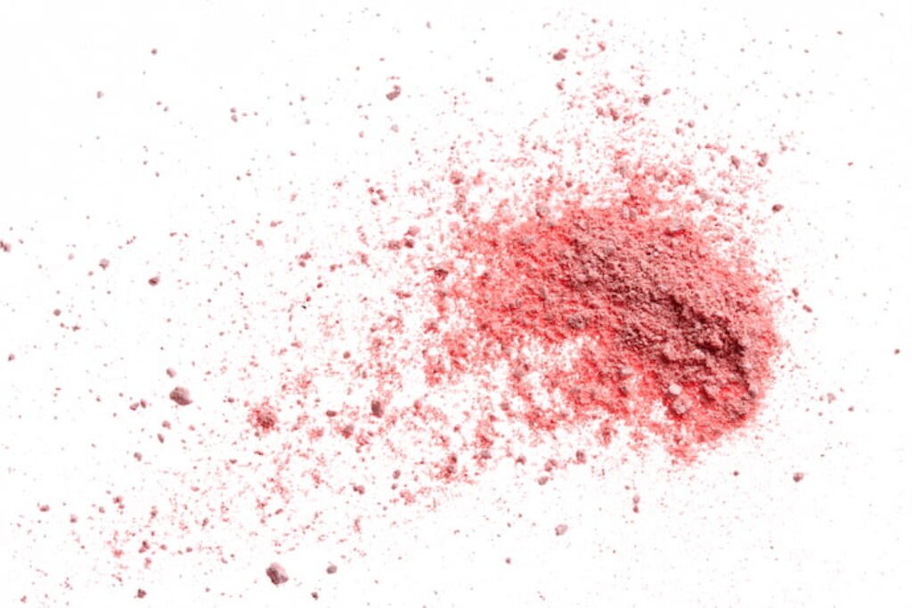 Blush em pó rosa.