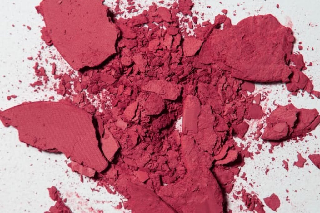 Blush rosa em uma superfície branca.