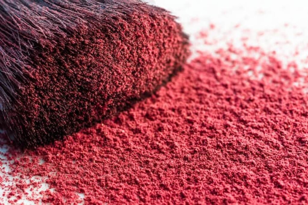 Pincel de maquiagem com blush.